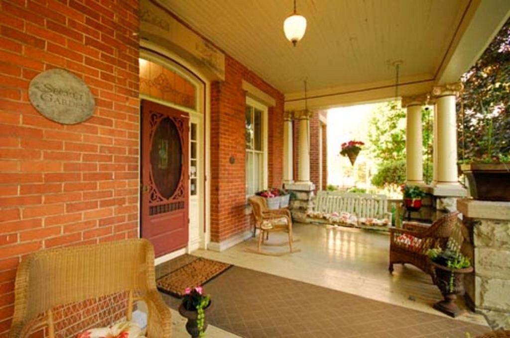 The Secret Garden Inn Кінгстон Екстер'єр фото
